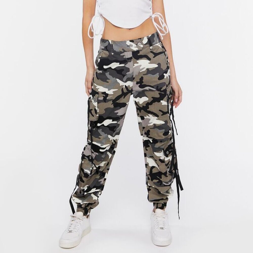Forever 21 Camo Cargo Joggers Size Medium